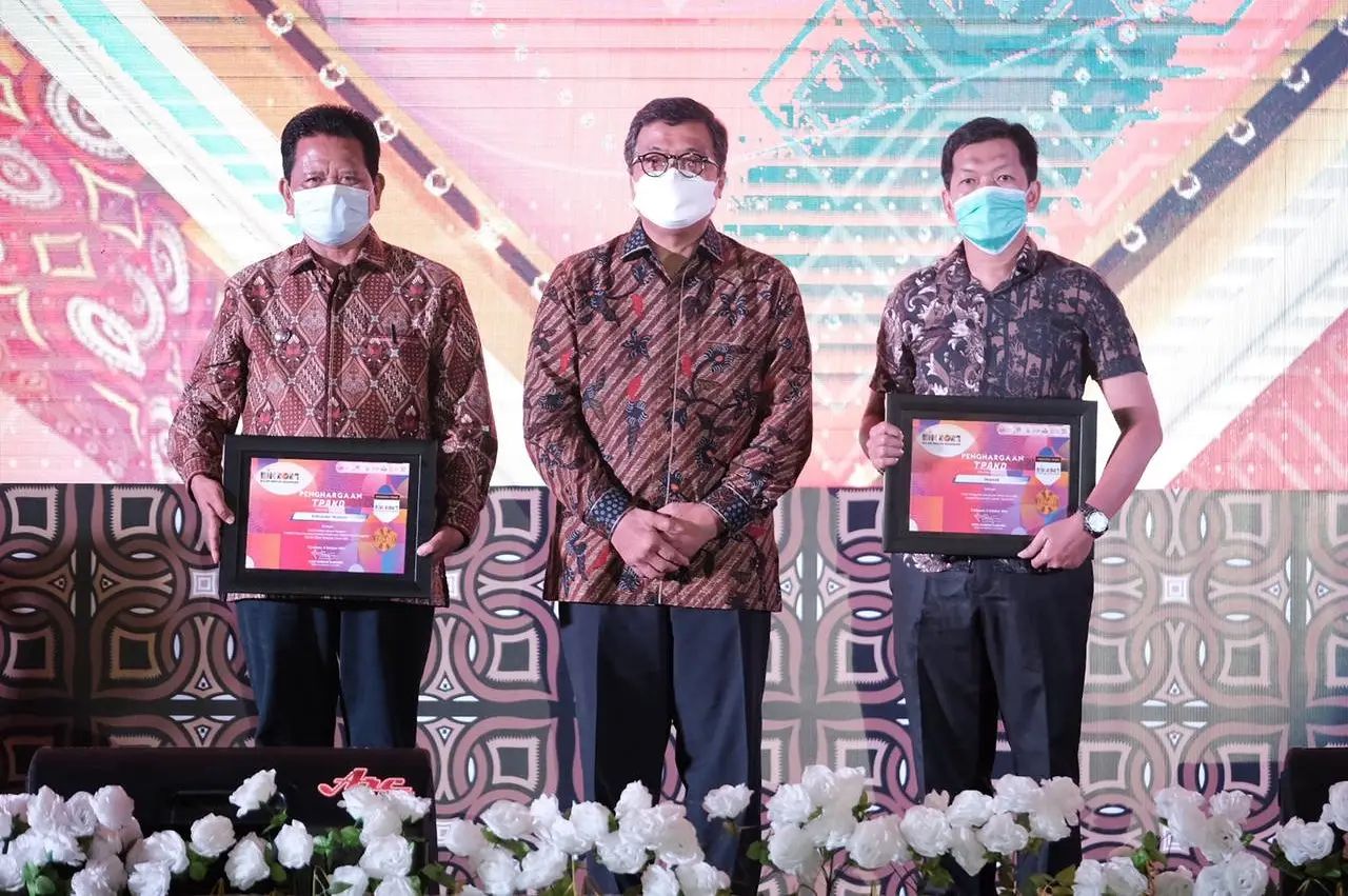 Sekprov Sulbar Serahkan Penghargaan TPAKD Kepada Bupati Mamasa